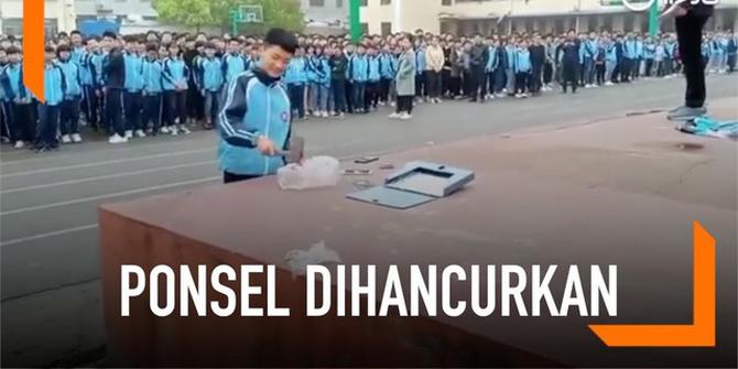 VIDEO: Siswa Dipaksa Hancurkan Ponsel Karena Dibawa ke Sekolah