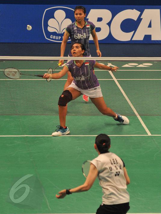 Pebulu Tangkis ganda putri, Nitya Krishinda M mengembalikan kok ke pebulu tangkis Eva LEE/Paula Lynn Obanana di BCA Indonesia Open 2015 di Jakarta, Rabu (3/6/2015). Nitya Krishinda M dan Greysia Polii  menang 21-13 21-10. (Liputan6.com/Herman Zakharia)