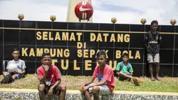 Awalnya sekolah sepak bola Putra Tulehu dijadikan sarana menjauhkan anak-anak dari kerusuhan Ambon pada tahun 1999. Dari situ anak-anak mulai menata masa depannya menjadi pesepak bola dan menjauhkan konflik. (Bola.com/Vitalis Yogi Trisna)