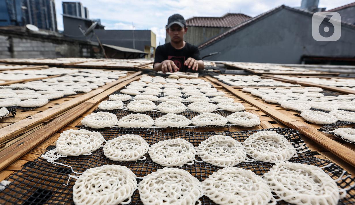 Pekerja menjemur hasil cetakan kerupuk mentah di UKM Kerupuk Melati, Jakarta, Rabu (16/12/2020). Pada masa pandemi COVID-19, UKM tersebut memproduksi kerupuk kurang lebih dua kuintal per hari atau menurun 40 persen dari kondisi normal. (Liputan6.com/Johan Tallo)