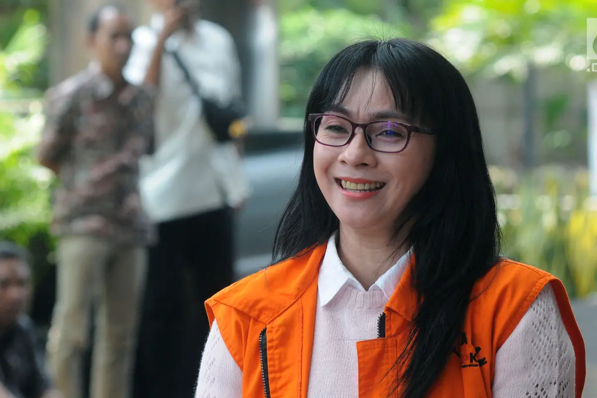 Senyum Bupati Nonaktif Kepulauan Talaud Jelang Diperiksa KPK