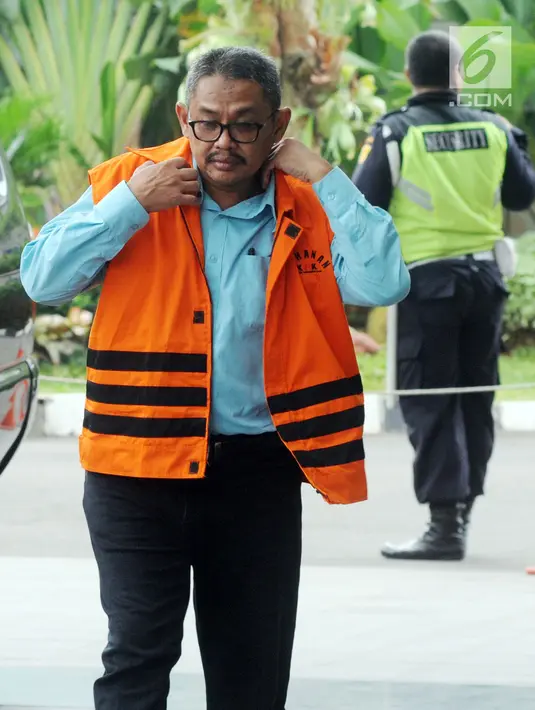 Anggota DPRD Kota Malang HM Zainuddin tiba di gedung KPK, Jakarta, Senin (16/4). Zainuddin diperiksa sebagai tersangka terkait dugaan suap pembahasan APBD-P Pemerintah Kota Malang Tahun 2015. (Merdeka.com/Dwi Narwoko)