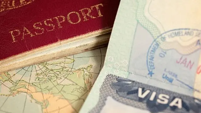 Ilustrasi visa dan paspor.