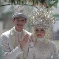 (Management Dinda Hauw)