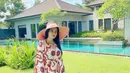 Menyesuaikan dengan tempat berliburnya, yakni Pulau Dewata Bali, istri dari Christian Sugiono ini mengenakan baju yang berbahan tipis agar tidak gerah, selain itu ia juga mengenakan topi supaya melindunginya dari sinar terik matahari. (Liputan6.com/IG/@titi_kamall)