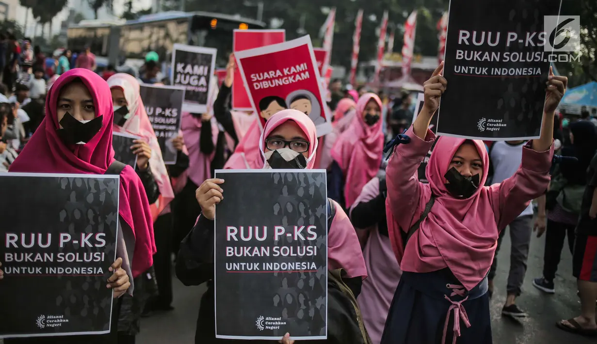 Aktivis Aliansi Gerakan Peduli Perempuan melakukan aksi bungkam menolak Rancangan Undang-Undang Penghapusan Kekerasan Seksual (RUU PKS) saat car free day di kawasan Bundaran HI, Jakarta, Minggu (14/7/2019). Mereka menolak rencana pengesahan RUU PKS. (Liputan6.com/Faizal Fanani)