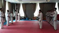 Pelatih dan karateka Indonesia saat sesi latihan di The Belezza, Permata Hijau Jakarta, Selasa (1/8/2017). Sebanyak 20 karateka bakal turun memperkuat Indonesia di SEA Games 2017. (Bola.com/Yus Mei Sawitri)