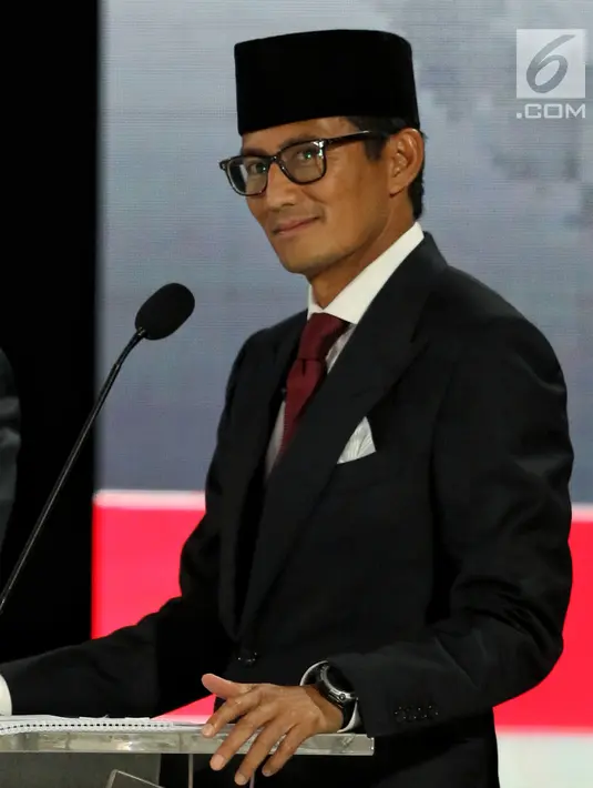 Cawapres nomor urut 02 Sandiaga Uno saat beradu gagasan selama Debat Pilpres 2019 kelima di Hotel Sultan, Jakarta, Sabtu (13/4). Debat kelima merupakan debat terakhir dalam masa kampanye dan mengambil tema Ekonomi, Kesejahteraan Sosial, Keuangan dan Investasi. (Liputan6.com/Johan Tallo)