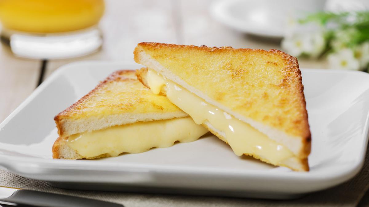 Roti keju mozzarella panggang dengan lelehan keju yang sempurna, cocok untuk dinikmati hangat