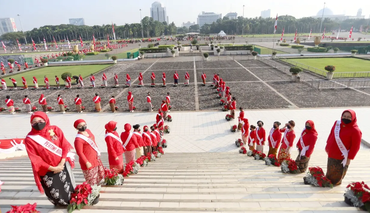 Barisan perempuan berkebaya dari perkumpulan Pertiwi Indonesia mengawal keluarnya Bendera Pusaka Merah Putih dari penyimpanannya di Monumen Nasional (Monas), Jakarta, Rabu (17/8/2022). Partisipasi perempuan berkebaya dalam kirab budaya HUT ke-77 RI merupakan tindak lanjut dari dukungan penuh Presiden Jokowi atas  gerakan memasyarakatkan tradisi berkebaya dan pendaftaran tradisi berkebaya sebagai warisan budaya tak benda ke UNESCO. (FOTO: Dok. Pertiwi Indonesia)