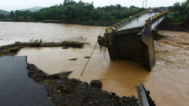 Jembatan yang terputus karena banjir Sulsel