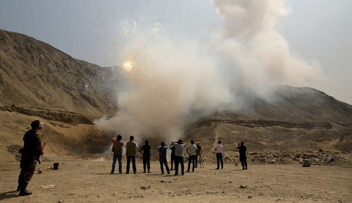 Suasana saat pemusnahan petasan ilegal dengan cara diledakan di Lima, Peru, Jumat (23/12). Sebanyak satu ton petasan dimusnahkan dengan diledakkan oleh pihak kepolisian Peru. (Reuters/Mariana Bazo)