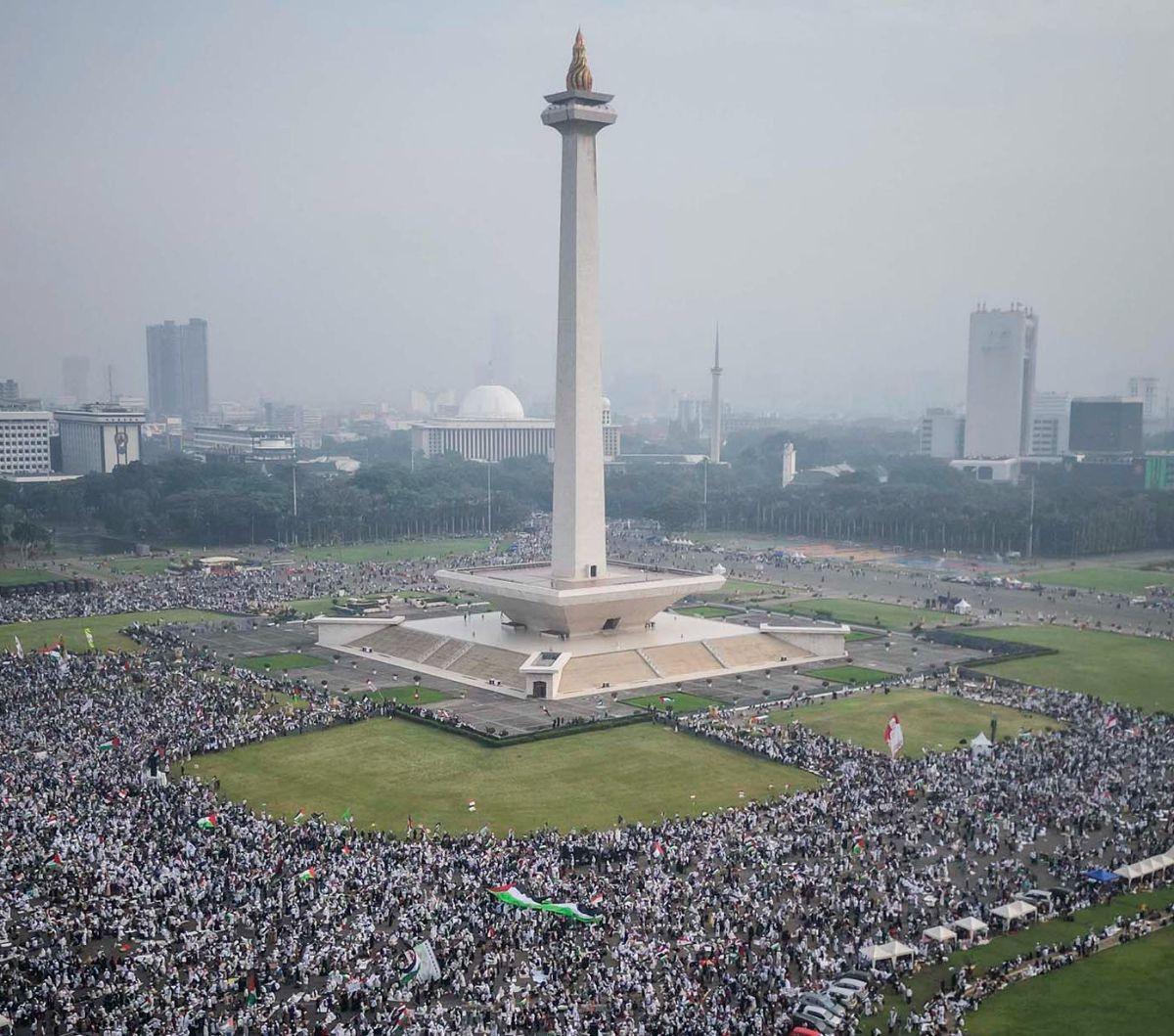 Lautan massa Munajat Kubro 212 tampak memadati lapangan silang Monas, Jakarta, Sabtu (2/12/2023). Dalam aksi tersebut mereka menyerukan dukungan terhadap rakyat Palestina yang menghadapi serangan militer Israel.