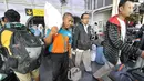 Penumpang arus balik membawa barang bawaannya keluar meninggalkan Stasiun Senen, Jakarta, Sabtu (1/7). Menurut pihak PT KAI, jumlah penumpang yang turun di Stasiun Pasar Senen diprediksi kuat masih akan bertambah. (Liputan6.com/Yoppy Renato)