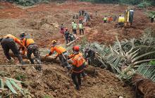 FOTO: Operasi SAR Dikebut, Pencarian 21 Warga Hilang Tanah Longsor di Majenang Terus Berlangsung