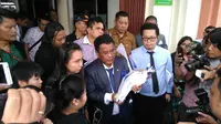 Hotman Paris Hutapea mendatangi PN Surabaya untuk membela kliennya, Trisulowati alias Chin Chin, mantan Dirut PT BCM. (Liputan6.com/Dian Kurniawan)