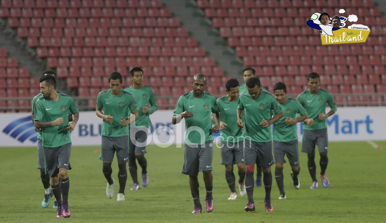 Para pemain Timnas Indonesia melakukan pemanasan pada  sesi uji coba lapangan di Stadion Rajamangala, Thailand, (16/12/2016). (Bola.com/Vitalis Yogi Trisna)