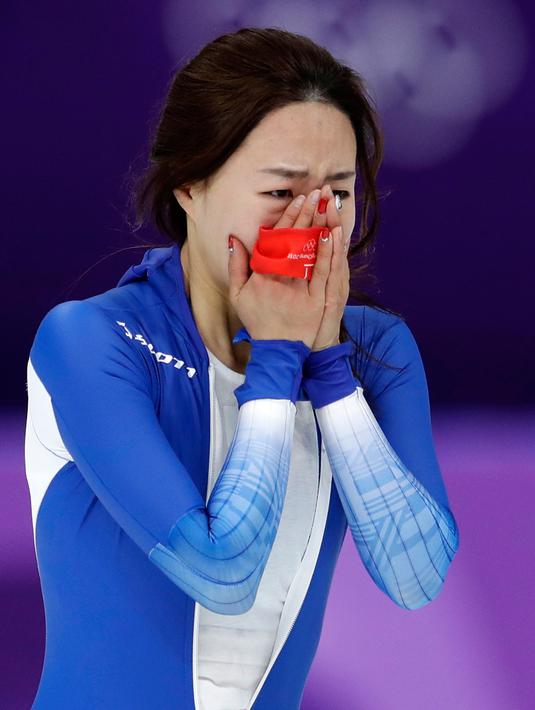 Skater Lee Sang Hwa dari Korsel menangis setelah kalah pada cabang skating speed 500 meter putri di Olimpiade Musim Dingin Pyeongchang 2018, Minggu (18/2). Sang-hwa merupakan juara bertahan dua kali Olimpiade dan pemegang rekor dunia (AP/Petr David Josek)
