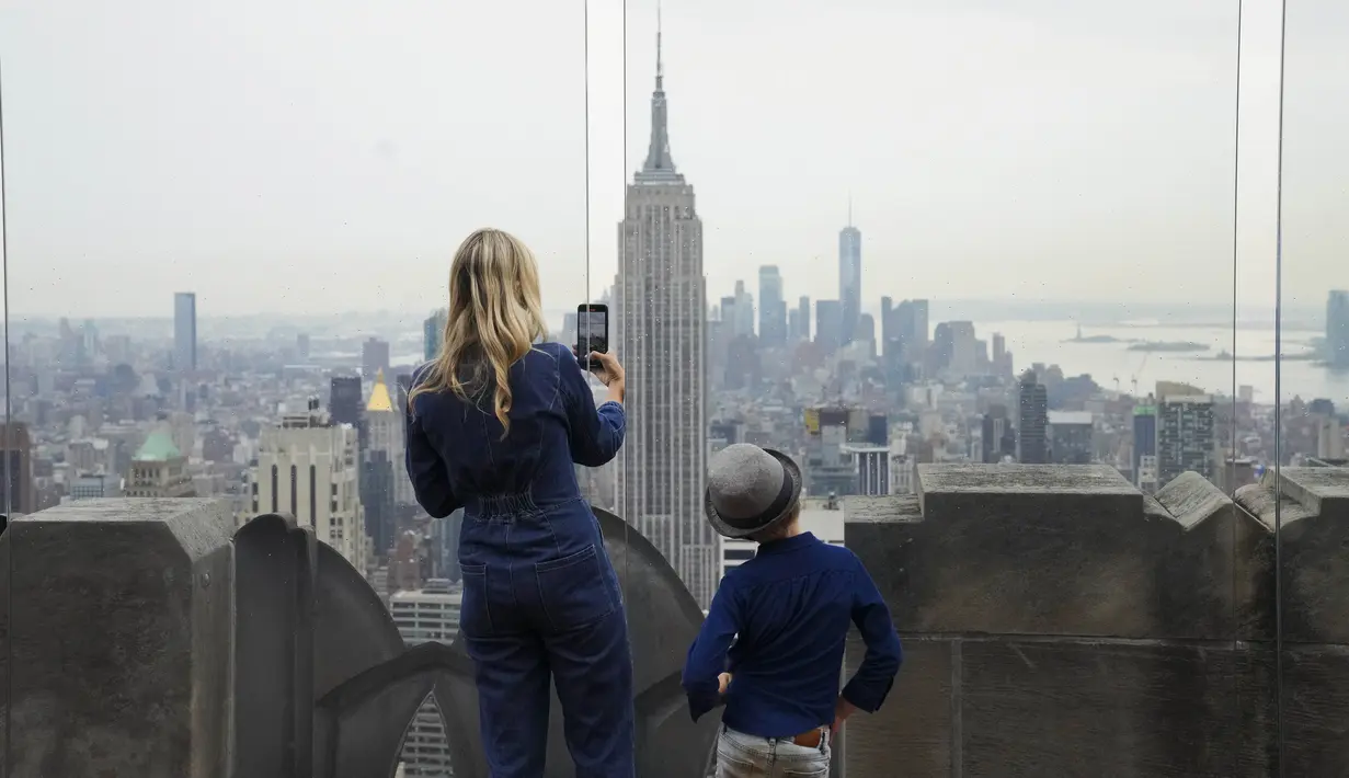 Para pengunjung menikmati pemandangan kota dari anjungan pengamatan Top of the Rock di New York, Amerika Serikat, Kamis (6/8/2020). Top of the Rock, anjungan pengamatan populer yang ada di atas 30 Rockefeller Plaza, kembali diuka untuk umum pada 6 Agustus 2020. (Xinhua/Wang Ying)