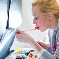 6 Makanan yang Harus Dihindari Sebelum Naik Pesawat (Matej-Kastelic/Shutterstock)
