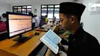 Santri membaca Al-Qur'an saat kegiatan belajar dalam kelas di Pesantren Teknologi Informasi dan Komunikasi (PeTIK) di Rangkapan Jaya, Pancoran Mas Depok, Jawa Barat, Senin (31/10/2022). Setiap tahunnya  50  santri dari seluruh Indonesia belajar secara gratis mengenai komputer, program dan jaringannya di  Pesantren Teknologi untuk dhuafa ini yang sumber pendanaannya berasal dari potongan gaji karyawan PLN dan dikelola Yayasan Baitul Maal (YBM) PLN. (merdeka.com/Arie Basuki)