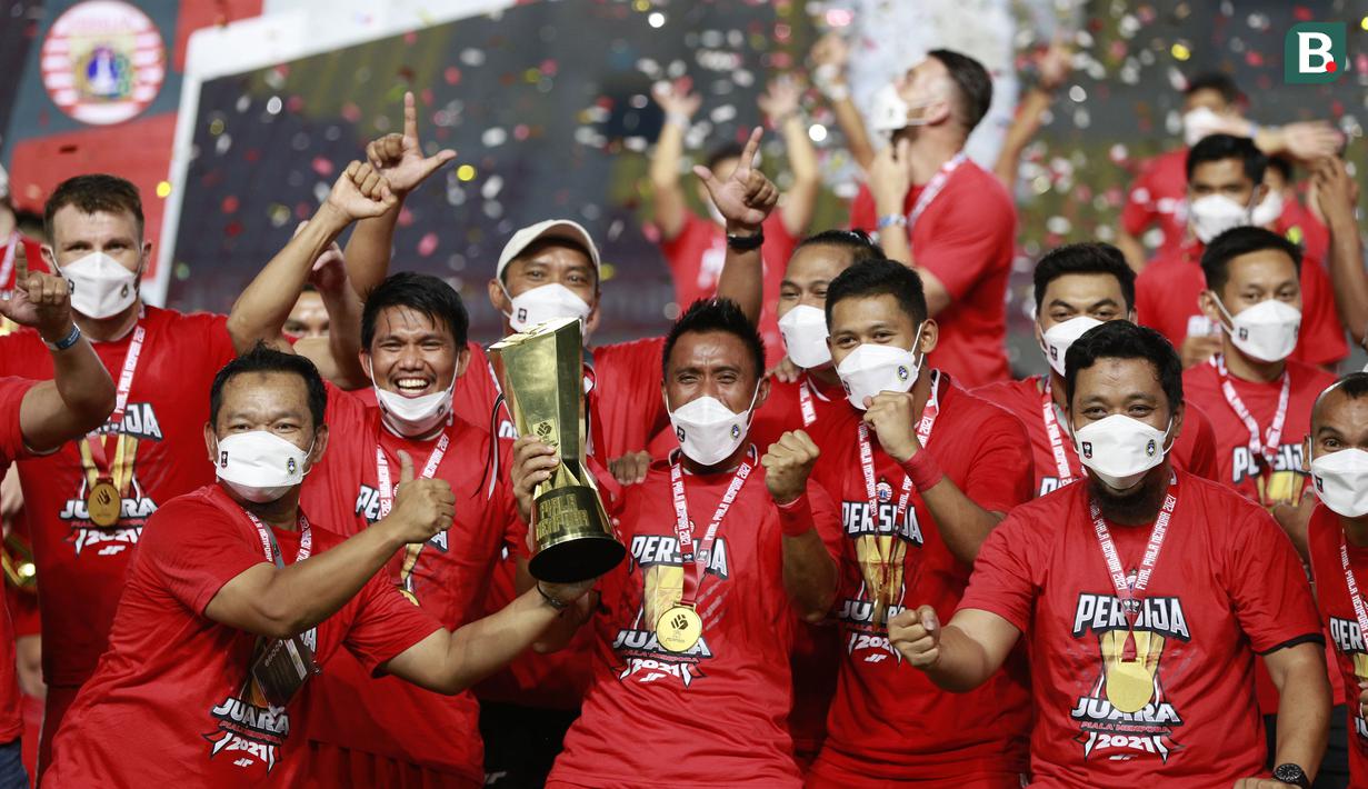 Pemain Persija Jakarta melakukan selebrasi dengan mengangkat trofi usai menjuarai Piala Menpora 2021 di Stadion Manahan, Solo, Minggu (25/4/2021). (Bola.com/M Iqbal Ichsan)