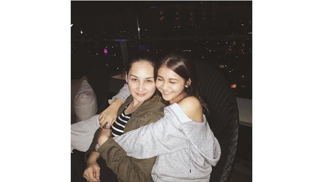 Keduanya pun kerap menghabiskan waktu bersama, Mona memperlakukan Keisha seperti anak kandungnya.