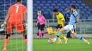 Bek Lazio, Francesco Acerbi, berebut bola dengan gelandang Borussia Dortmund, Jadon Sancho, pada laga Grup F Liga Champions 2020/2021 di Stadion Olimpico, Rabu (21/10/2020) dini hari WIB. Lazio menang 3-1 atas Borussia Dortmund. (AFP/Alberto Pizzoli)