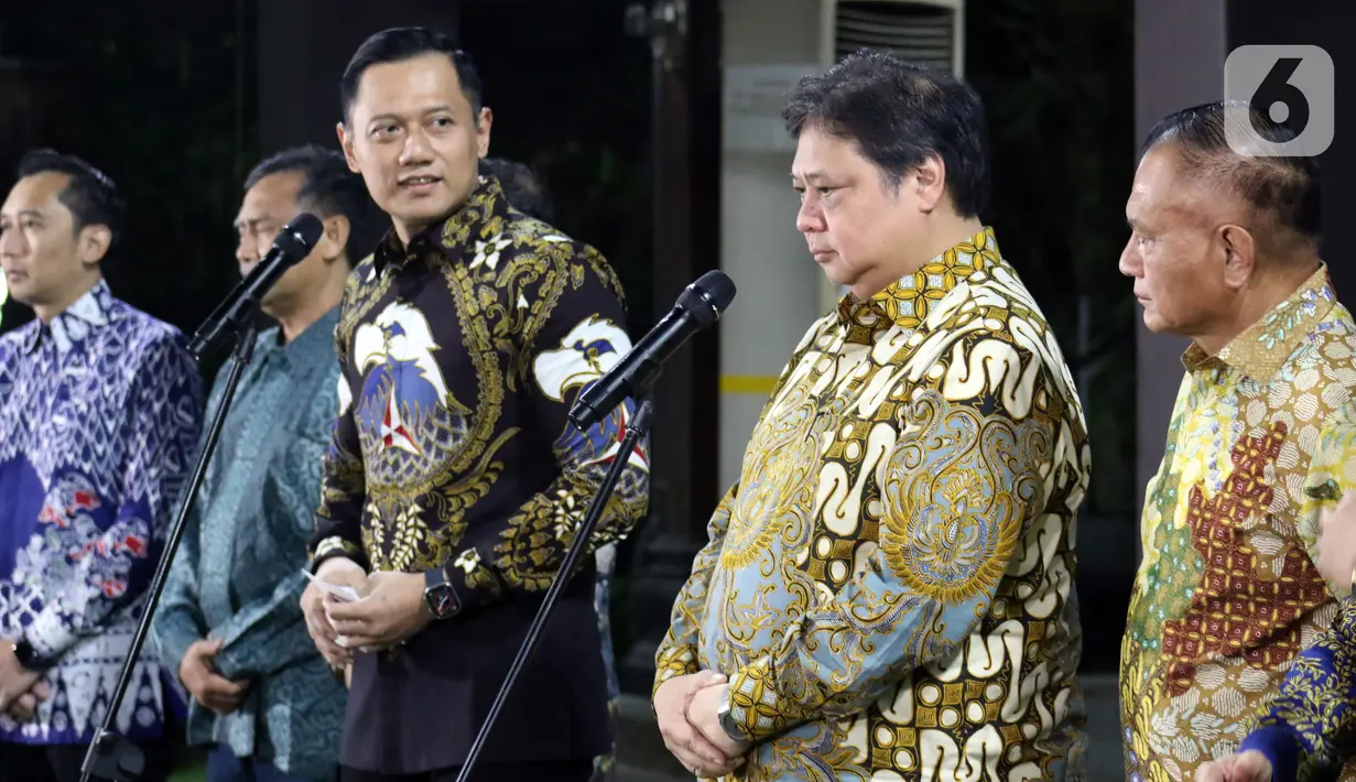 Ketua Umum Partai Demokrat, Agus Harimurti Yudhoyono (kiri) bersama Ketua Umum Partai Golkar, Airlangga Hartarto bersama bersiap memberi keterangan kepada wartawan. Kedua pemimpin partai politik juga menyampaikan beberapa hal terkait perkembangan situasi dan kondisi perpolitikan di Indonesia. (Liputan6.com/Helmi Fithriansyah)