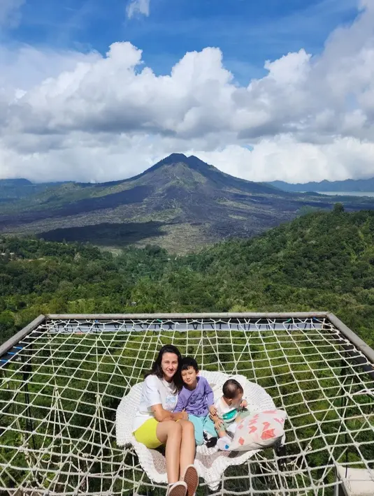 Dia mengaku sengaja tidak bekerja demi menjaga ketiga buah hatinya dan berharap agar mereka bisa bahagia dengan keputusannya. [Instagram/dahliachr]