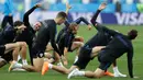 Para pemain Kroasia melakukan pemanasan saat mengikuti latihan jelang  melawan Argentina pada lanjutan grup D Piala Dunia 2018 di stadion Nizhny Novgorod di Nizhny Novgorod, Rusia, (20/6). (AP Photo / Petr David Josek)