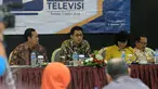 Ketua KPI, Yuliandre Darwis (kedua kiri) mendampingi tim ISKI melakukan rilis indeks kualitas program siaran televisi periode II 2016 di Jakarta, Rabu (5/10). Survei dilaksanakan tim dari 12 perguruan tinggi di Indonesia. (Liputan6.com/Helmi Fithriansyah)