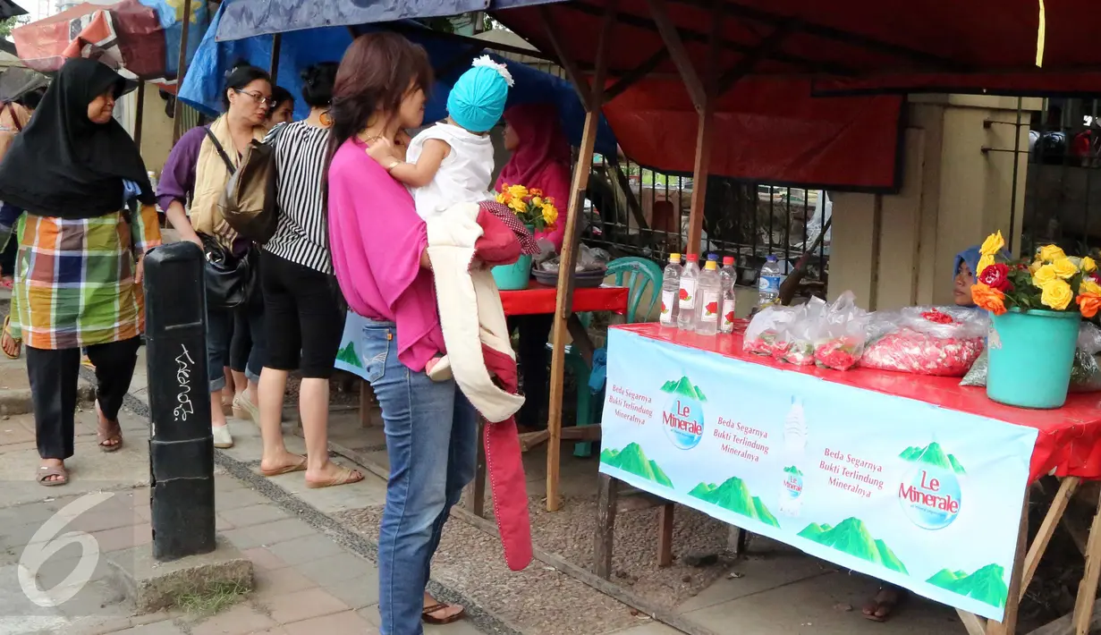 Peziarah membeli bunga di Tempat Pemakaman Umum (TPU) Karet Bivak, Jakarta, Minggu (14/6/2015). Sejumlah warga memanfaatkan momen jelang Ramadan untuk berziarah ke makam keluarga mereka.(Liputan6.com/Helmi Afandi)