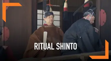 Kaisar Naruhito melakukan ritual Shinto di Istana pada hari Rabu (8/5). Ia tampil dengan memakai hiasan kepala dan pakaian tradisional untuk berdoa kepada Dewa Matahari di Kuil Kashikodokoro.