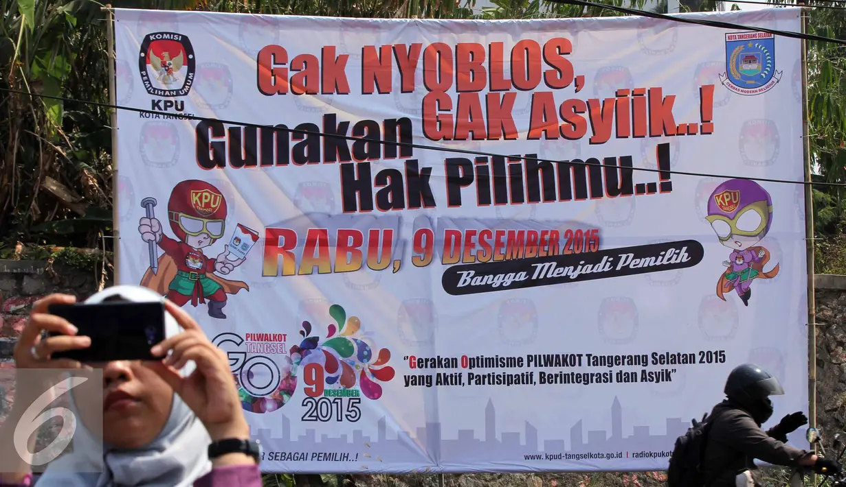 Salah satu spanduk berisi ajakan untuk memilih Walikota dan Wakil Walikota Tangerang Selatan Tahun 2015 di Bundaran Maruga, Tangerang Selatan, (2/9/2015). (Liputan6.com/Helmi Afandi) 