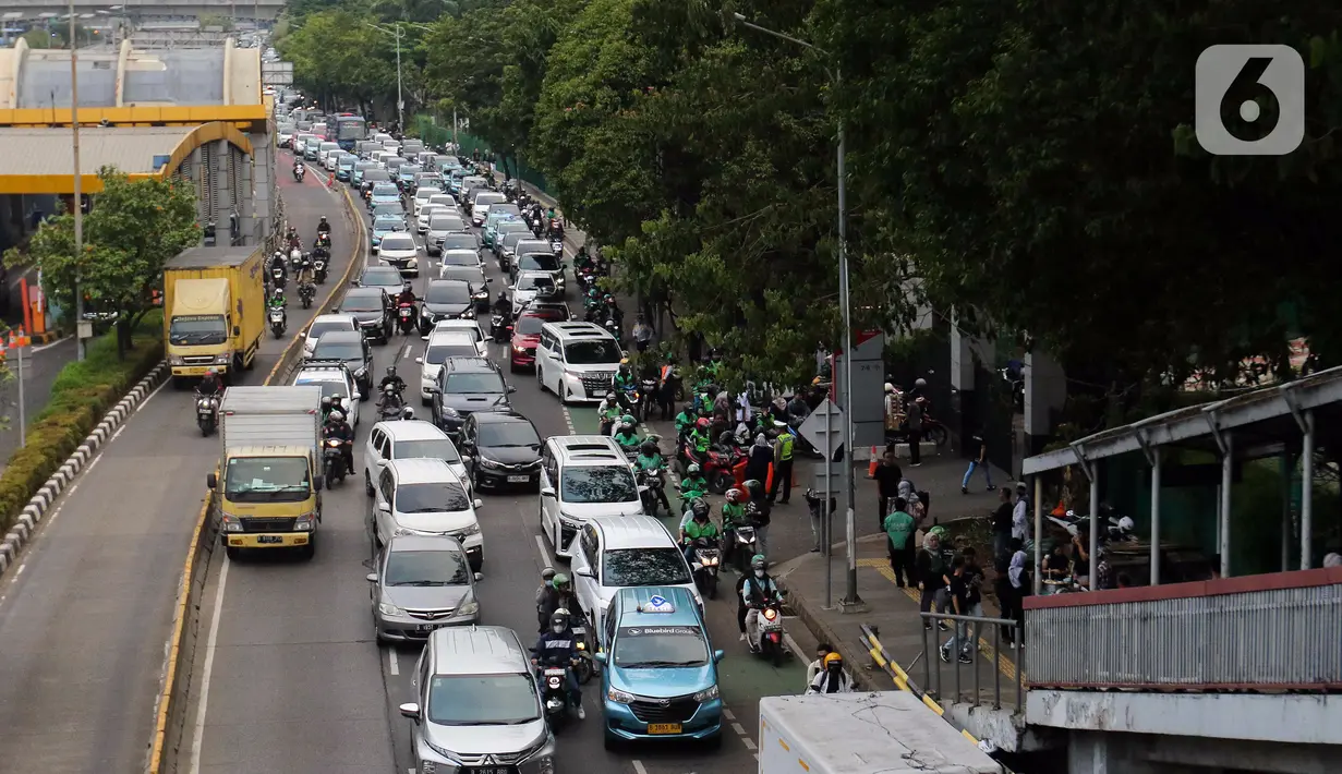 Tidak ada kantong parkir di dalam area GBK. Para penonton pun diimbau menggunakan transportasi umum. (Liputan6.com/Herman Zakharia)