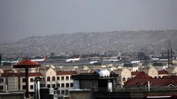 Pesawat-pesawat diparkir di landasan setelah ledakan mematikan di luar bandara di Kabul, Afghanistan, Kamis (26/8/2021). Taliban menyebut ledakan itu terjadi di wilayah yang dikendalikan militer Amerika Serikat. (AP Photo/Wali Sabawoon)