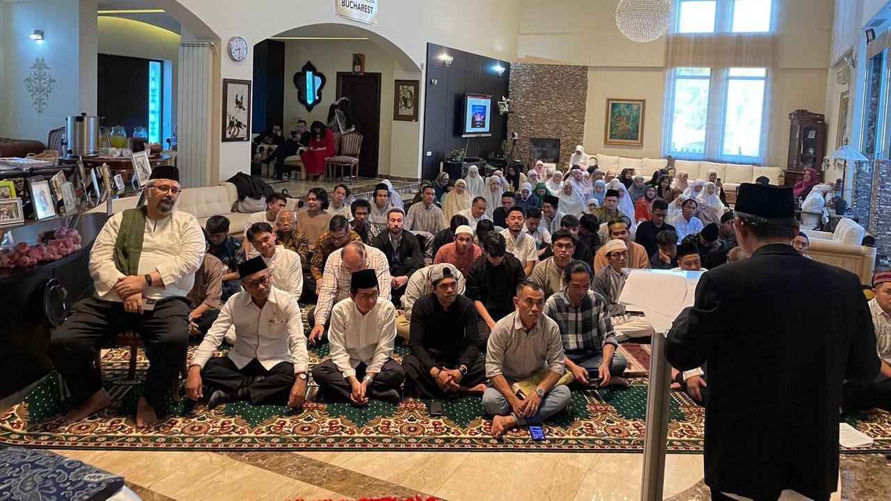 Kemeriahan dan semangat persaudaraan sangat terasa dalam acara Salat Idul Fitri 1445 H dan Halal Bihalal di Wisma Duta RI yang digelar pada 10 April 2024 (1 Syawal 1445 H). (KBRI Bukares)