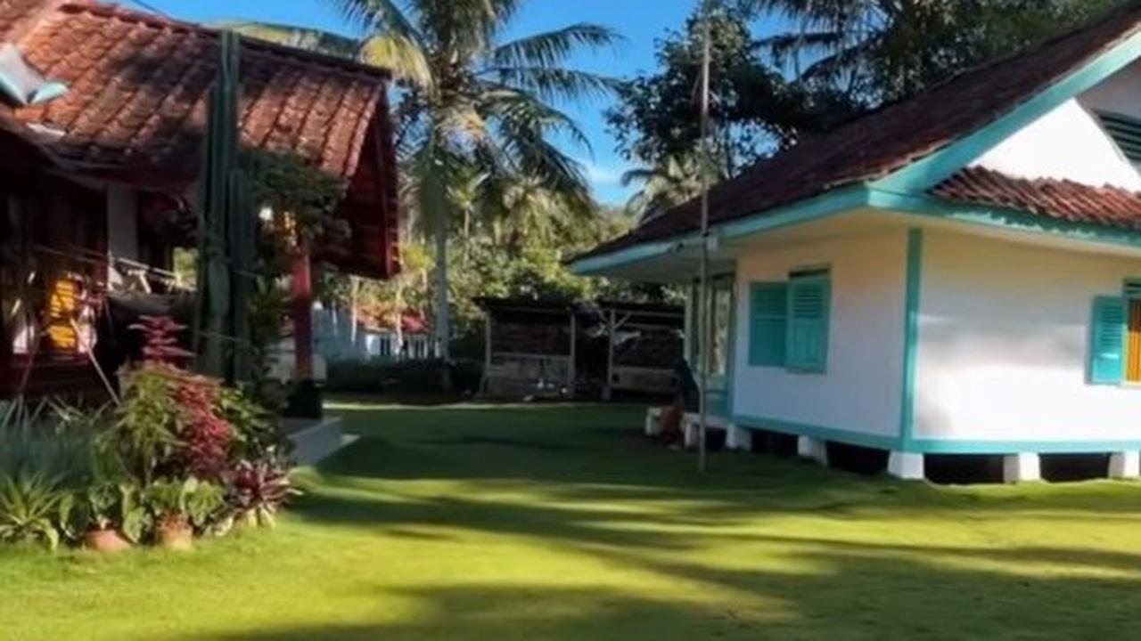 "Ini tuh buka kampung adat, perkampungan biasa, bisa bersih gini bu kampungnya," tanya si perekam video.