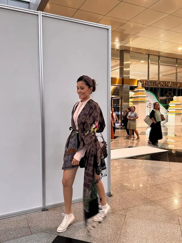 Potret Titi Radjo Padmaja yang Super Elegan Kenakan Batik dengan Berbagai Model, Bergaya Kasual dan Modern