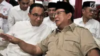 Ketua Umum Partai Gerindra Prabowo Subianto berbincang dengan Gubernur DKI Jakarta, Anies Baswedan saat menghadiri peresmian Roemah Djoeang di Jalan Wijaya, Kebayoran Baru, Jakarta, Minggu (29/7). (Merdeka.com/Iqbal S Nugroho)