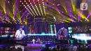 Penampilan penyanyi Rhoma Irama (kiri) dan Iwan Fals saat konser Pesta Perak 25 Indosiar di Jakarta, Minggu (12/1/2020). Rhoma Irama dan Iwan Fals berkolaborasi membawakan lagu Mirasantika, Buku Ini Aku Pinjam, Judi, dan Santai. (Liputan6.com/Herman Zakharia)