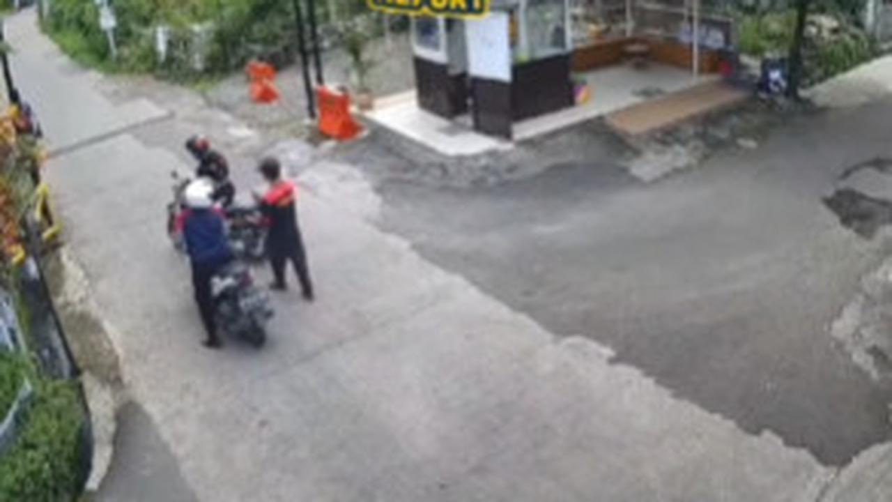 Kemungkinan besar, Satpam itu sudah mendapat kabar bahwa ada salah seorang warga yang baru saja kehilangan motornya.