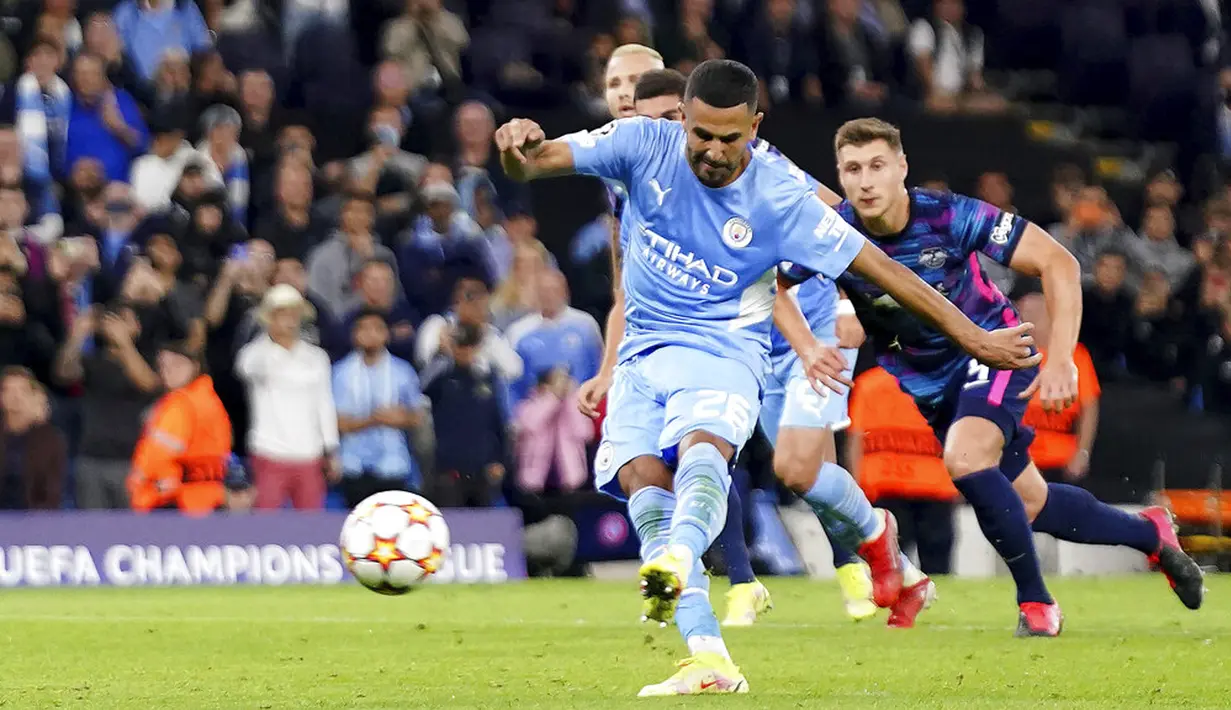 Pemain Manchester City Riyad Mahrez mencetak gol ke gawang RB Leipzig pada pertandingan Grup A Liga Champions di Stadion Etihad, Manchester, Inggris, Rabu (15/9/2021). Manchester City menang 6-3. (Zac Goodwin/PA via AP)