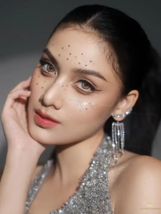 Cinta Brian menyebut jika bayangan Callista Arum juga tak kalah cantik dan terlihat seperti barbie. Makeupnya bikin pangling, wajah bintang sinetron Roda-Roda Gila ini dipoles oleh MUA Priscillia Alihin. Hiasan di bagian tulang pipi dan dahi membuat wajah anak kedua dari tiga bersaudara ini makin berkilau. Meski makeupnya simpel, namun hiasan di wajahnya membuat Callista makin cantik. (Liputan6/com/IG/@callistarum)