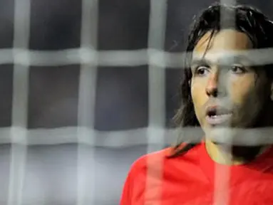 Manchester United's Argentinian forward Carlos Tevez waits for a corner during the League cup semi final first leg football matchagainst Derby County at Pride Park, Derby, on January 7, 2009. AFP PHOTO/ANDREW YATES.