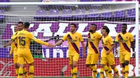 Pemain Barcelona merayakan gol Arturo Vidal saat melawan Real Valldolid (AFP)