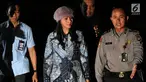 Bupati Kabupaten Kepulauan Talaud, Sulawesi Utara (Sulut) Sri Wahyumi Maria Manalip tiba dikawal petugas di Gedung KPK, Jakarta, Selasa (30/04/2019). Sri Wahyumi Maria terjaring OTT terkait dugaan suap proyek pembangunan pasar dengan barang bukti total senilai Rp 500 juta. (merdeka.com/Dwi Narwoko)