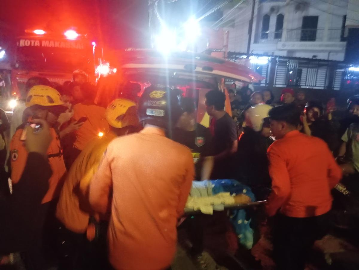 Evakuasi korban kebakaran di Jalan Paccerakkang Raya, Makassar. (Istimewa).