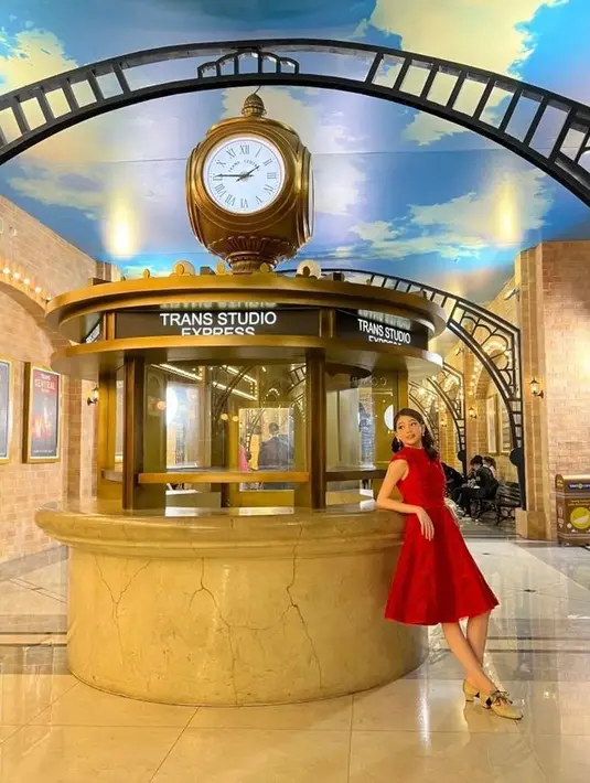 Nada juga kerap bagikan tampilannya yang modis. Mengunjungi tempat wisata, Nada tampil cantik kenakan dress merah. (Instagram/nada_tarina_putri).